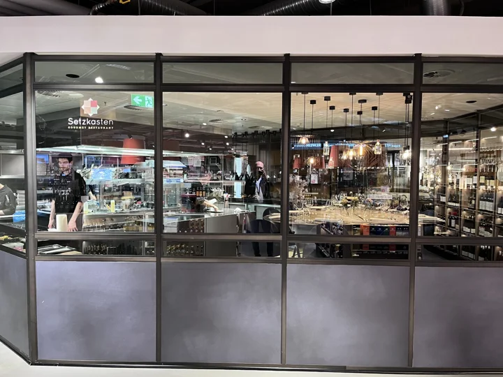 Michelinská restaurace Setzkasten otevírá v době oběda a večera.