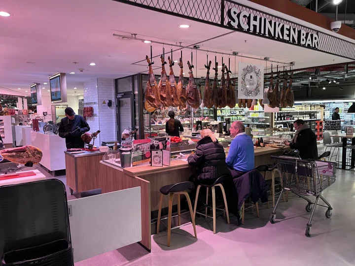 Ochutnáte místní masové speciality.