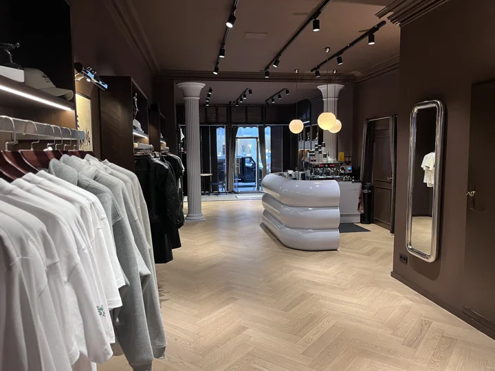 Pokladní zóna v moderním stylu nabízí skvělou kávu. Stejně tak zákazníky obslouží znalá a pozorná obsluha.