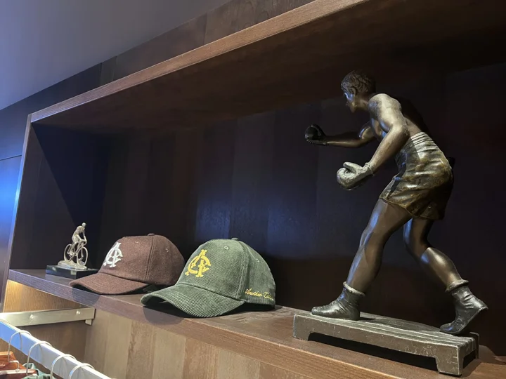 Dekorace propojené se sportovní historií - některé z trofejí jsou vypůjčené ze sbírek sportovců.