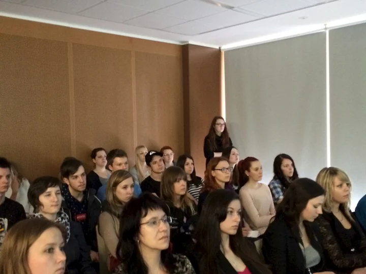 POPAI CE realizuje dlouhodobý projekt spolupráce se zástupci a 
studenty vysokých škol, jejichž zaměřením je obor marketingu, reklamní 
grafiky a designu. <br>Díky těmto aktivitám je problematika in-store 
komunikace systematicky zapojována do standardního výukového programu 
vedle ostatních tradičních formátů marketingové komunikace.<br>